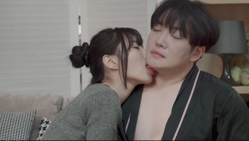 phim sex konan Anh kế phát hiện nhỏ em mặc đồ thỏ cosplay và tự sướng trong phòng