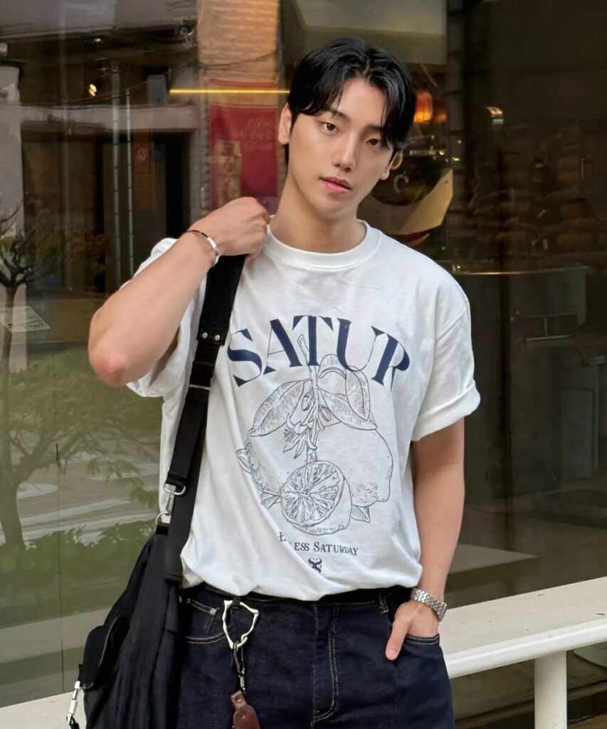 SATUR Capri Citron Drawing Summer Graphic Short Sleeve T-Shirt Resort Ivory available on MUSINSA